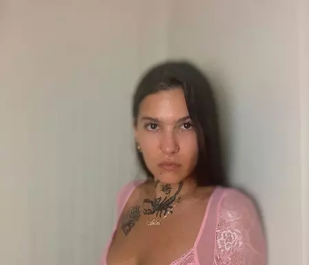 Ephi’s sensuality dances with the beats of her music and artistry